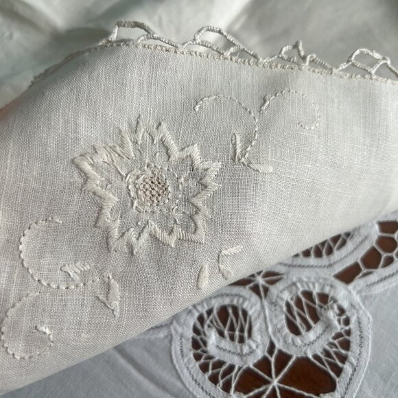 Vintage Linen Dinner Napkins Tatted Crocheted Edge Embroidered Set of 5 - Picture 9 of 11